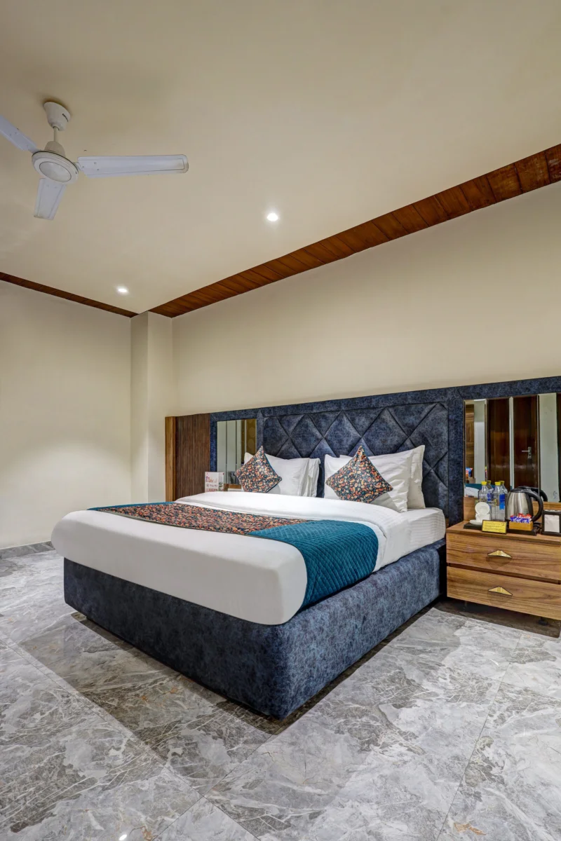 An air-conditioned room at Lavanya Motel, Alipur