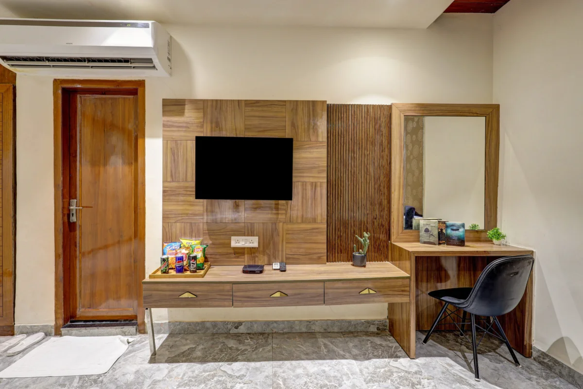 An air-conditioned room at Lavanya Motel, Alipur