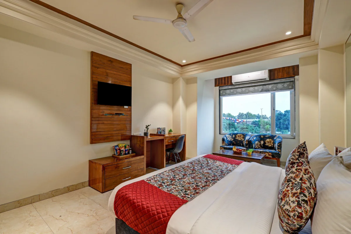An air-conditioned room at Lavanya Motel, Alipur