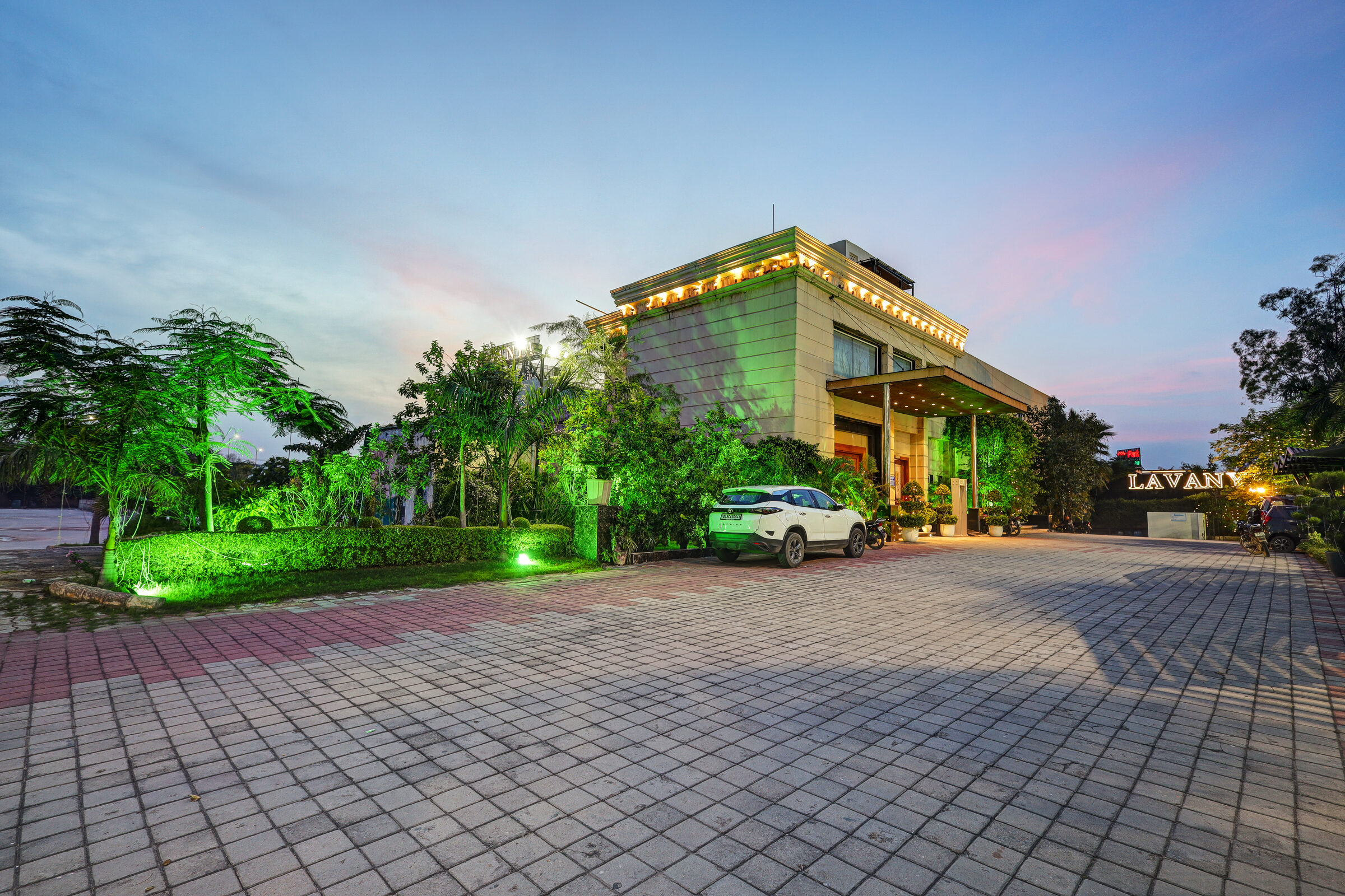 Budget hotel rooms in Delhi: Lavanya Motel exterior on GT Karnal Road, Alipur