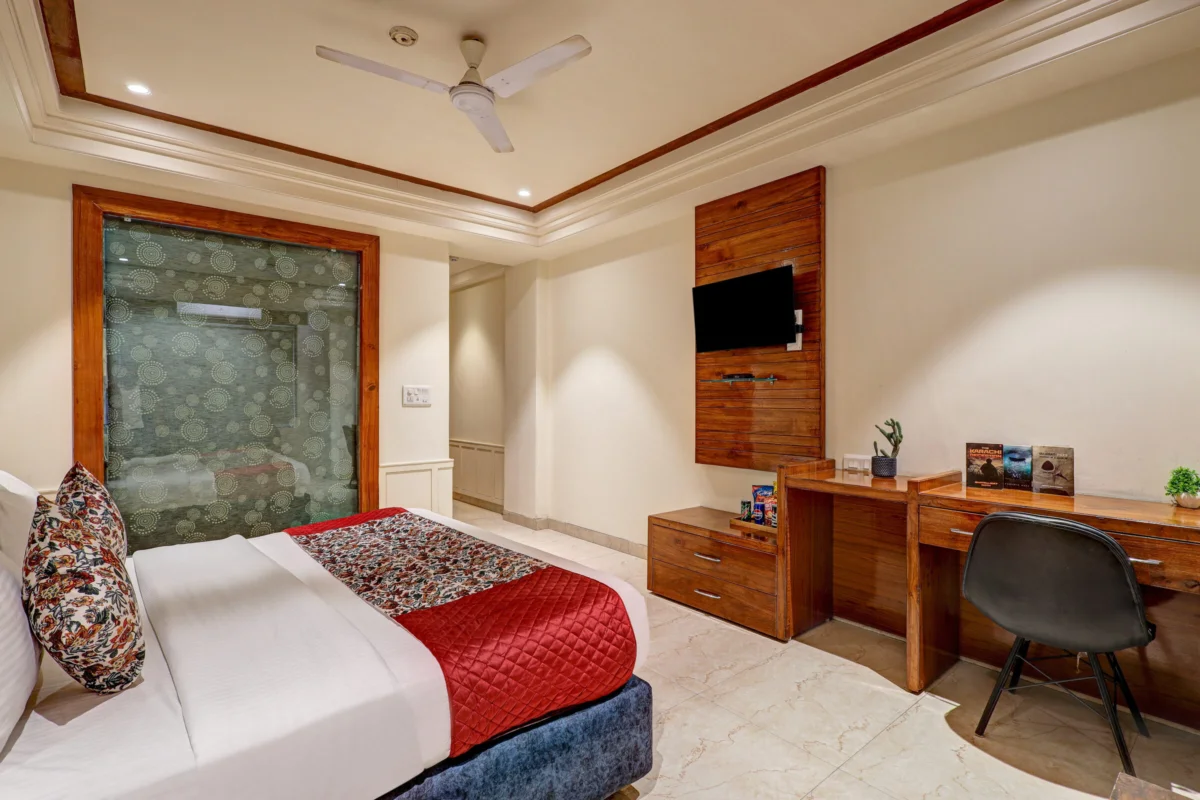 An air-conditioned room at Lavanya Motel, Alipur