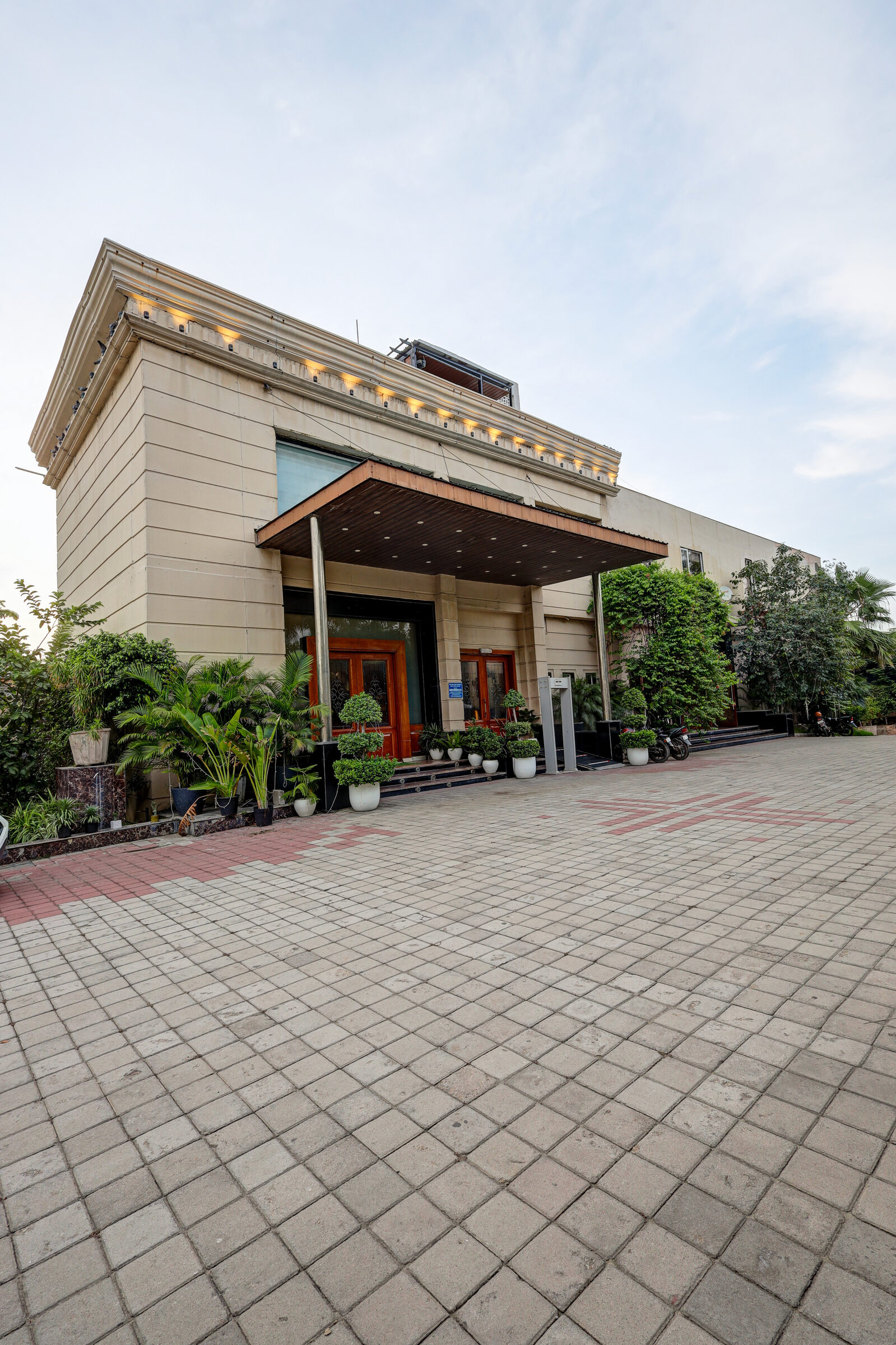 Outside view of Lavanya Motel on GT Karnal Road